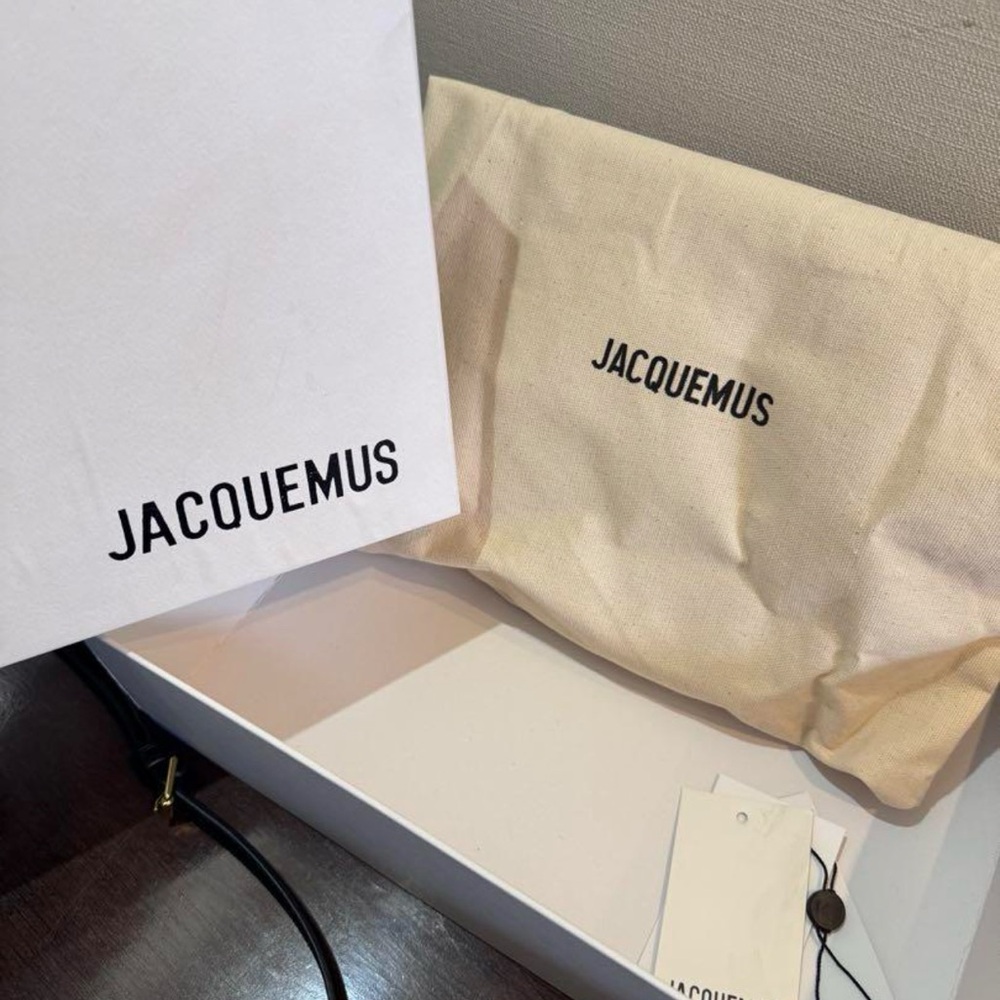 Jacquemus Black Mini Bag with Sleek Design - Picture 6 of 8